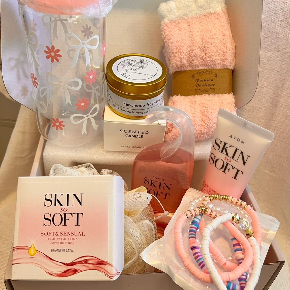 Avon Skin So Soft Pink Body Wash Set